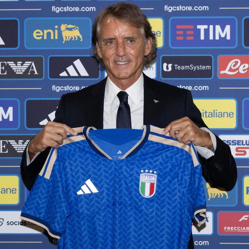 https://www.lequipe.fr/_medias/img-photo-jpg/roberto-mancini-pose-avec-le-maillot-de-la-nazionale-hier-lors-de-sa-presentation-a-la-presse-t-fabi-afp/1500000002542028/419:5,1713:1300-828-828-75/4609d