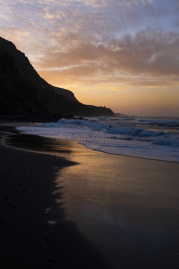 https://thumbs.dreamstime.com/b/beau-paysage-de-plage-au-coucher-du-soleil-avec-le-cr%C3%A9puscule-et-vers-bas-soir-dans-ciel-sombre-color%C3%A9-en-arri%C3%A8re-plan-211378084.jpg